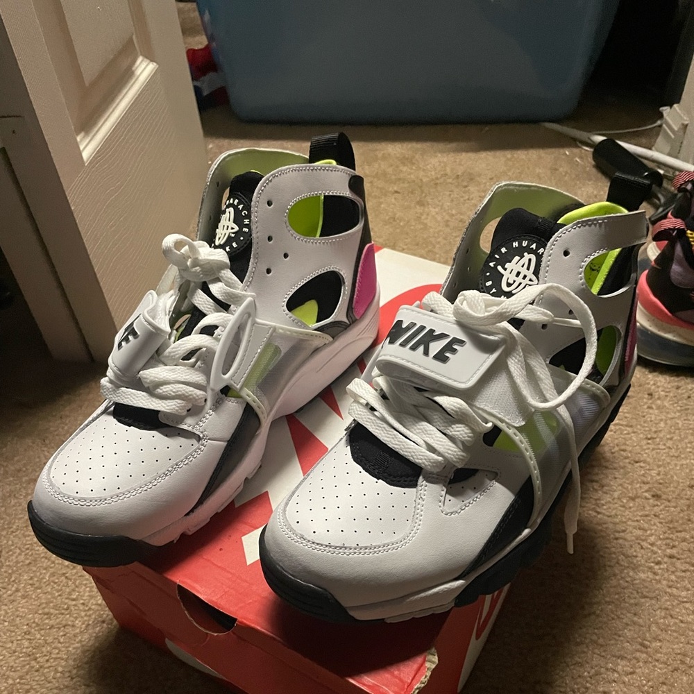 Brand new size 9 nike huaraches authentic white and black